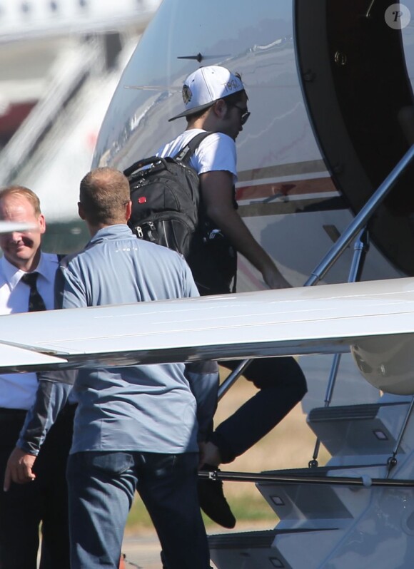 Kristen Stewart et Robert Pattinson embarquent dans un jet privé à Van Nuys en Californie le 6 Novembre 2012.