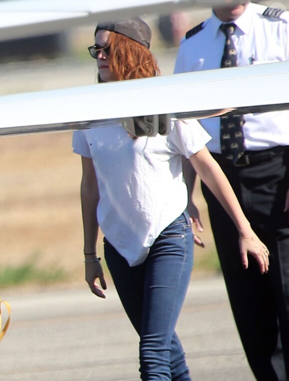 Kristen Stewart embarque dans un jet privé à Van Nuys (Californie), le 6 Novembre 2012