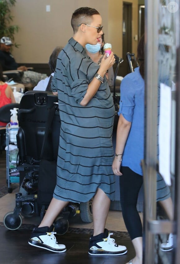 Exclusif - Amber Rose, enceinte, dévore une glace dans l'enceinte d'un salon de manucure. Studio City, le 6 novembre 2012.