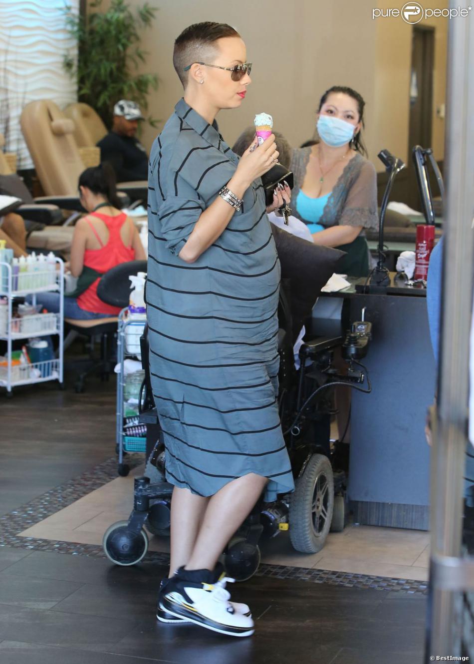 Exclusif - Amber Rose, enceinte et une glace à la main à Studio City. Le 6 novembre 2012.