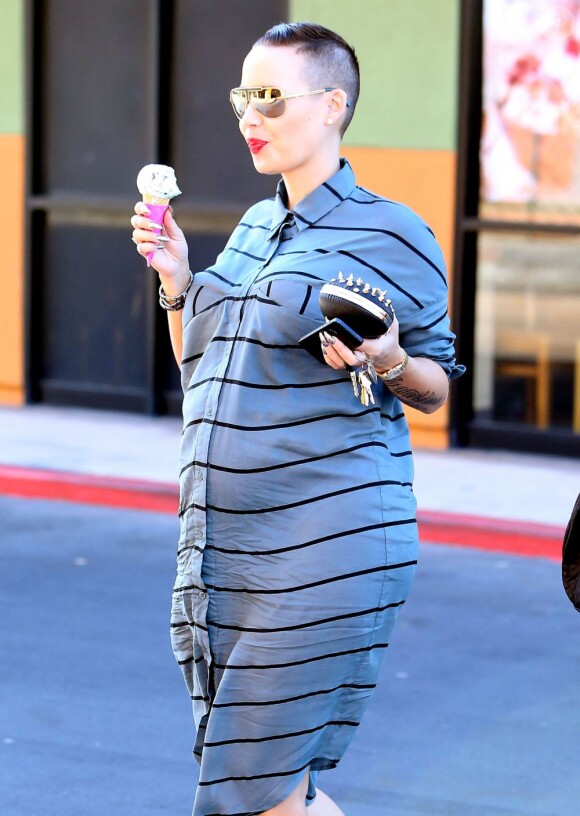 Exclusif - Baby-bump et  nouvelle coupe de cheveux pour Amber Rose, enceinte et surprise avec une glace à la main à Studio City. Le 6 novembre 2012.