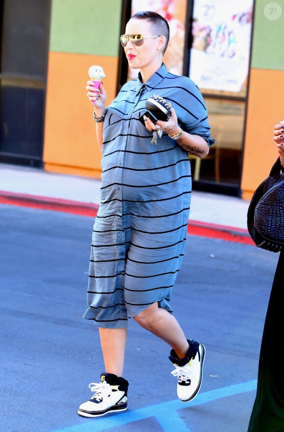 Exclusif - Amber Rose, enceinte et une glace à la main à Studio City. Le 6 novembre 2012.