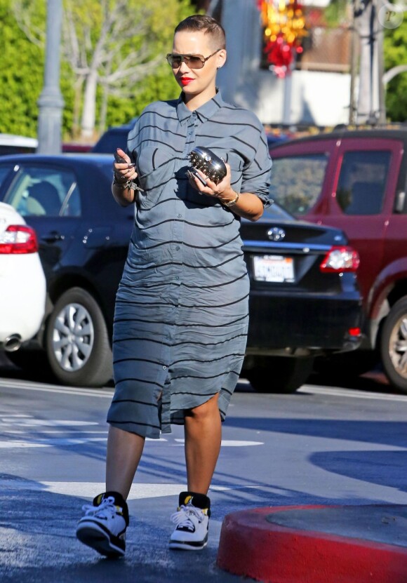 Exclusif - Amber Rose, enceinte et une glace à la main à Studio City. Le 6 novembre 2012.