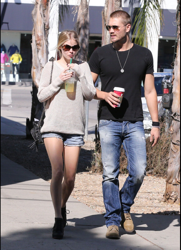 Exclusif - Chad Michael Murray et sa petite amie Kenzie Dalton se promènent tranquillement à Studio City, le 6 novembre 2012.