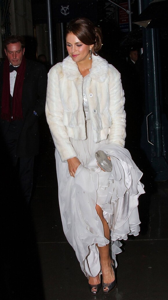 Arrivée de la princesse Madeleine de Suède le 7 novembre 2012 au Yale Club de New York pour la soirée de gala du Raoul Wallenberg Civic Courage Award. Leur première apparition publique officielle depuis leurs fiançailles, et la première mission du futur prince.