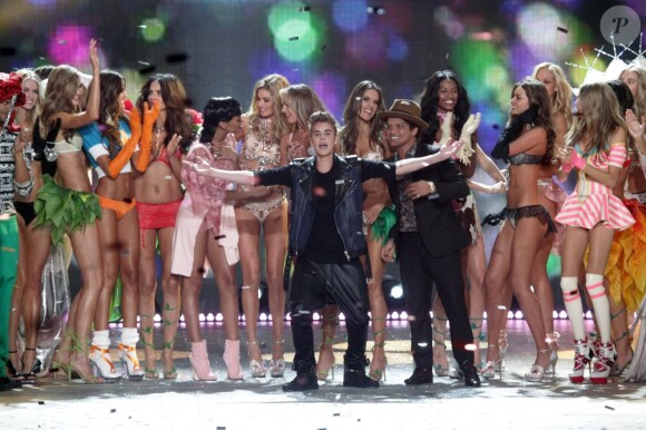 Rihanna, Justin Bieber et Bruno Mars reçoivent une standing ovation à l'issue du défilé Victoria's Secret. New York, le 7 Novembre 2012.