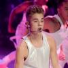 Justin Bieber fait tomber la veste à l'issue de sa performance au défilé Victoria's Secret. New York, le 7 novembre 2012.
