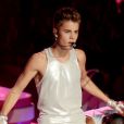 Justin Bieber fait tomber la veste à l'issue de sa performance au défilé Victoria's Secret. New York, le 7 novembre 2012.