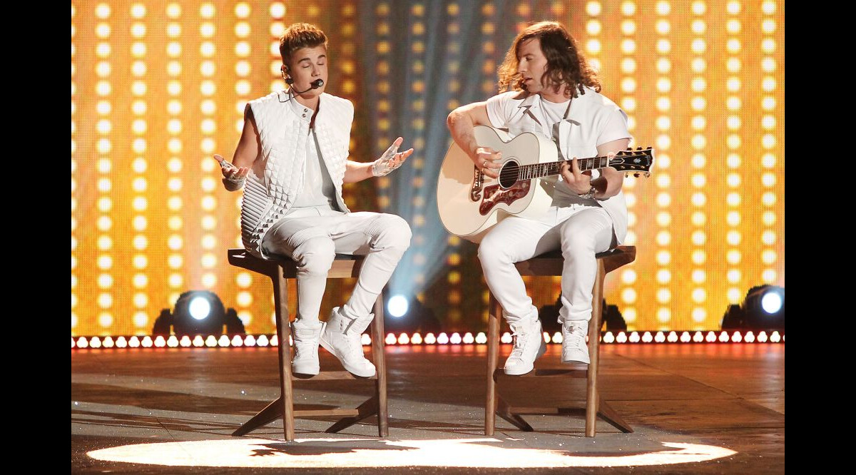 Photo Justin Bieber et le guitariste Dan Kanter, assortis en blanc