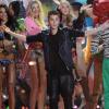 Justin Bieber, applaudi par les Anges de Victoria's Secret à l'issue du défilé. New York, le 7 novembre 2012.