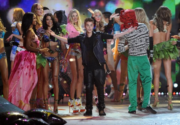 Justin Bieber, applaudi par les Anges de Victoria's Secret à l'issue du défilé. New York, le 7 novembre 2012.