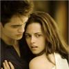 Robert Pattinson et Kristen Stewart amoureux dans la saga Twilight.