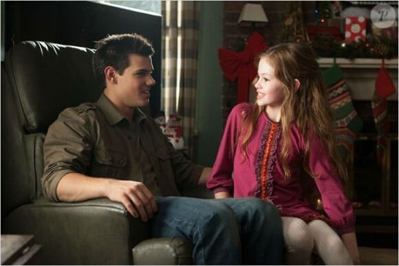 Taylor Lautner aux côtés de Mackenzie Foy (Renesmée) dans le dernier Twilight.