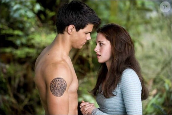 Taylor Lautner et son fameux corps musclé n'ont pas laissé insensible Bella (Kristen Stewart).