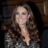 Kate Middleton, divine dans la robe Alice Temperley qu'elle portait en janvier 2012 pour la première de War Horse, et le prince William prenaient part le 8 novembre 2012 au Middle Temple Inn à Londres à une soirée de bienfaisance pour les 600 ans de l'université de St Andrews, où ils se sont connus en 2001.