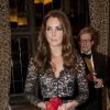Kate Middleton, divine dans la robe Alice Temperley qu'elle portait en janvier 2012 pour la première de War Horse, et le prince William prenaient part le 8 novembre 2012 au Middle Temple Inn à Londres à une soirée de bienfaisance pour les 600 ans de l'université de St Andrews, où ils se sont connus en 2001.