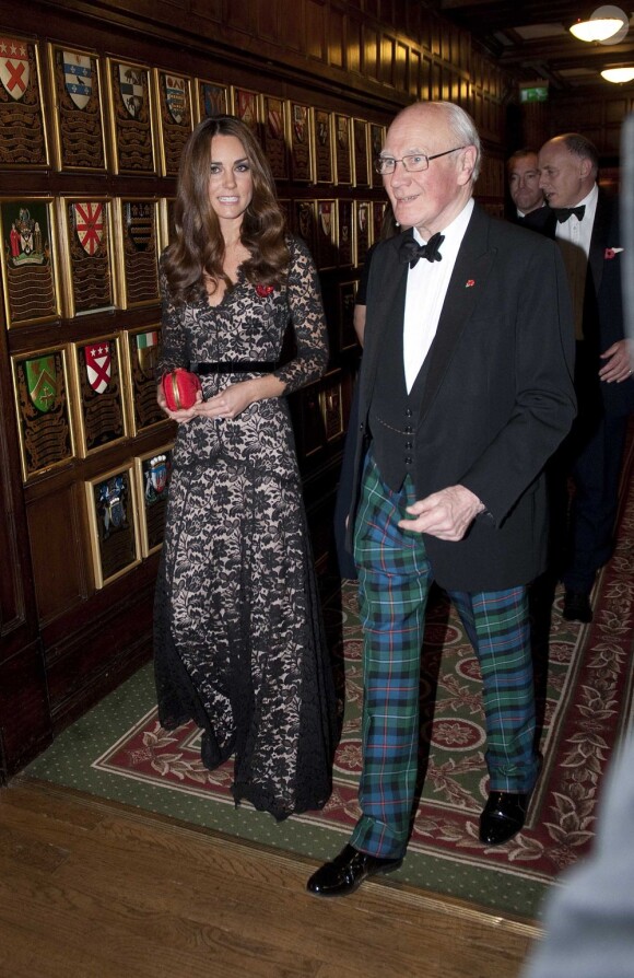 Kate Middleton (en robe Alice Temperley) et le prince William, duc et duchesse de Cambridge, prenaient part le 8 novembre 2012 à une soirée de bienfaisance pour les 600 ans de l'université de St Andrews, où est né leur amour, au Middle Temple Inn à Londres.