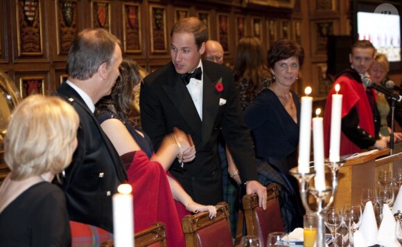 Le prince William et la duchesse Catherine prenaient part le 8 novembre 2012 à une soirée de bienfaisance pour les 600 ans de l'université de St Andrews, où est né leur amour, au Middle Temple Inn à Londres.