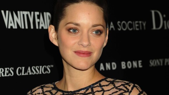 Marion Cotillard : Elle tisse sa toile à New York dans une audacieuse robe Dior