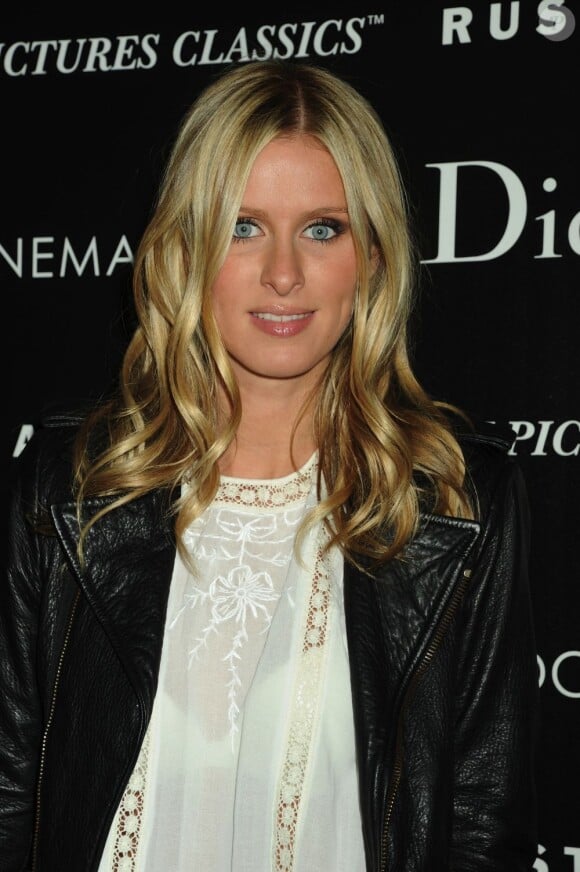 Nicky Hilton, blonde magnifique et haut blanc légérement transparent lors de l'avant-première du film De rouille et d'os, le 8 novembre 2012.