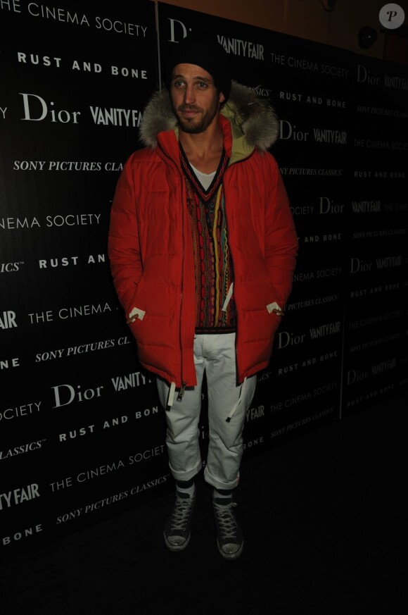 Albert Reed chaudement habillé pour l'avant-première du film De rouille et d'os, le 8 novembre 2012.