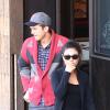 Ashton Kutcher et Mila Kunis vont manger des Sushis au restaurant "Sugarfish" de Studio City a Los Angeles, le 9 Novembre 2012
