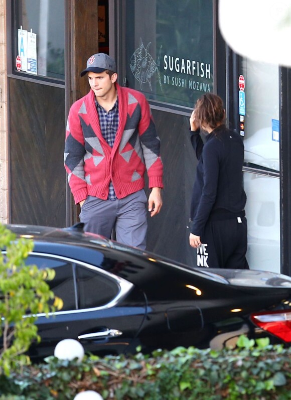 Les amoureux Ashton Kutcher et Mila Kunis vont manger des Sushis au restaurant "Sugarfish" de Studio City a Los Angeles, le 9 Novembre 2012