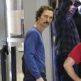 Matthew McConaughey, très amaigri, quitte l'aéroport de Los Angeles, le 9 Novembre 2012