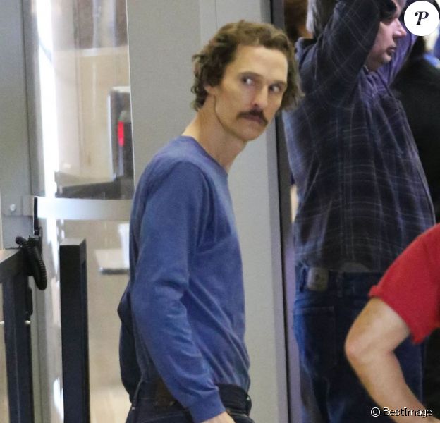 Matthew McConaughey, très amaigri, quitte l'aéroport de Los Angeles, le 9 Novembre 2012