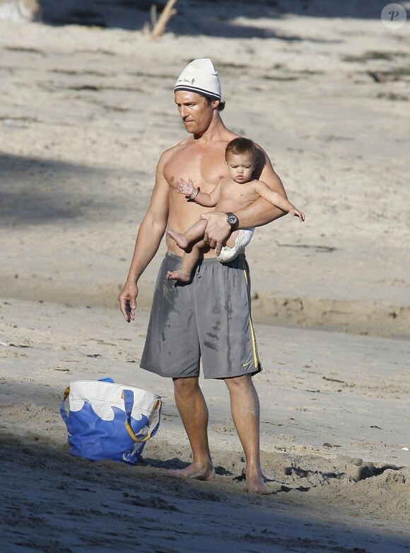 Matthew Mcconaughey avec son petit Levi le 23 janvier 2011 à Los Angeles