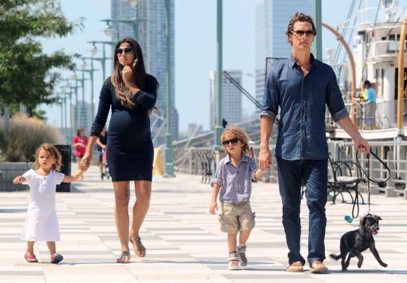 Matthew McConaughey, avec sa femme enceinte Camila et leurs enfants Levi et Vida à New York le 26 août 2012