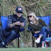 Reese Witherspoon et son mari Jim Toth complices au bord du terrain de foot. Brentwood, Los Angeles, le 10 Novembre 2012.