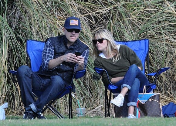 Reese Witherspoon et son mari Jim Toth complices au bord du terrain de foot. Brentwood, Los Angeles, le 10 Novembre 2012.