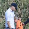 Deacon le fils de Ryan Phillipe et Reese Witherpoon sèche ses larmes dans les bras  de son père après un match de foot. Brentwood, Los Angeles, le 10 Novembre 2012.
