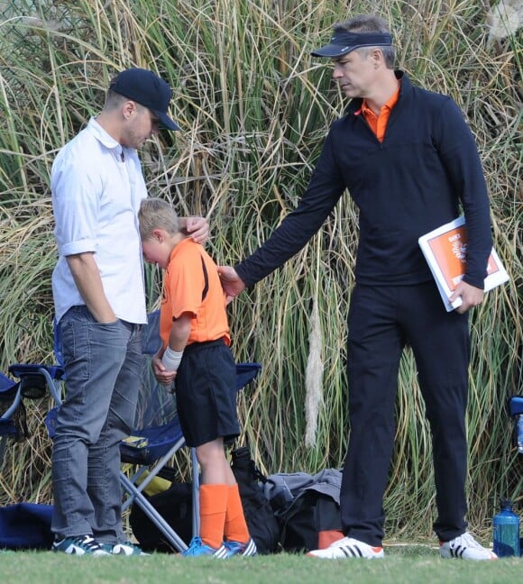 Deacon le fils de Ryan Phillipe et Reese Witherpoon sèche ses larmes dans les bras  de son père après un match de foot. Brentwood, Los Angeles, le 10 Novembre 2012.