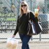 Maman casual chic, Reese Witherspoon est venue supporter son fils en jean, baskets Converse et sac Louis Vuitton. Brentwood, Los Angeles, le 10 Novembre 2012.