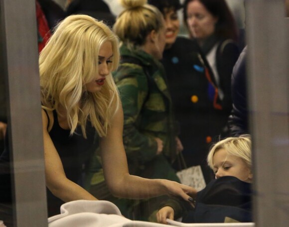 Gwen Stefani et son fils Zuma à l'aéroport de Roissy, le 7 novembre 2012.