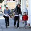 Gavin Rossdale, mari de Gwen Stefani, avec leur fils Kingston à Los Angeles le 11 novembre 2012.