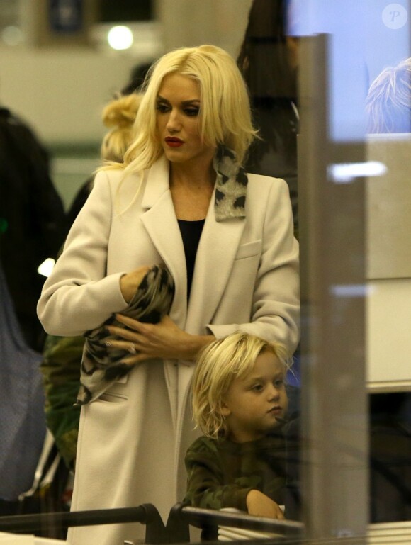 Gwen Stefani et son fils Zuma sont en partance de l'aéroport de Roissy afin de se rendre aux MTV EMA 2012 à Francfort, le 7 novembre 2012.