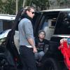 Gavin Rossdale, mari de Gwen Stefani, avec leur fils Kingston à Los Angeles le 11 novembre 2012.