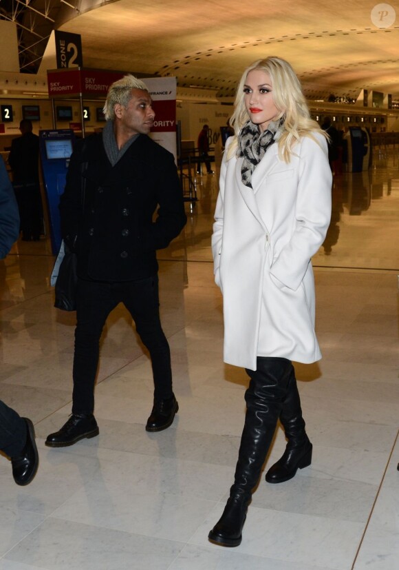 Gwen Stefani, Tony Kanal et son fils Zuma sont en partance de l'aéroport de Roissy afin de se rendre aux MTV EMA 2012 à Francfort, le 7 novembre 2012.