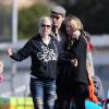 Jennie Garth et Peter Facinelli assistent au match de football de leurs filles Fiona et Lola à Los Angeles, le 10 novembre 2012