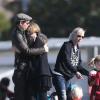 Jennie Garth et Peter Facinelli assistent au match de football de leurs filles Fiona et Lola à Los Angeles, le 10 novembre 2012