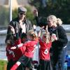 Jennie Garth et Peter Facinelli assistent au match de football de leurs filles Fiona et Lola à Los Angeles, le 10 novembre 2012