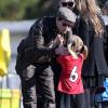 Jennie Garth et Peter Facinelli assistent au match de football de leurs filles Fiona et Lola à Los Angeles, le 10 novembre 2012. Toute la famille s'est rassemblée pour ce moment