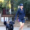 Jennie Garth et son chien se promènent à Studio City, le 11 novembre 2012