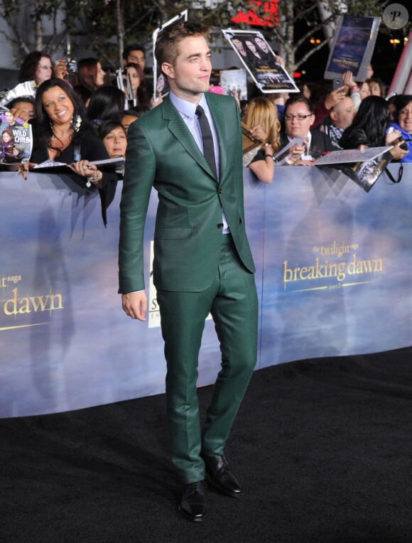 Robert Pattinson porte un costume Gucci lors de l'avant-première de Twilight - chapitre 5 : Révélation (2e partie) à Los Angeles le 12 novembre 2012