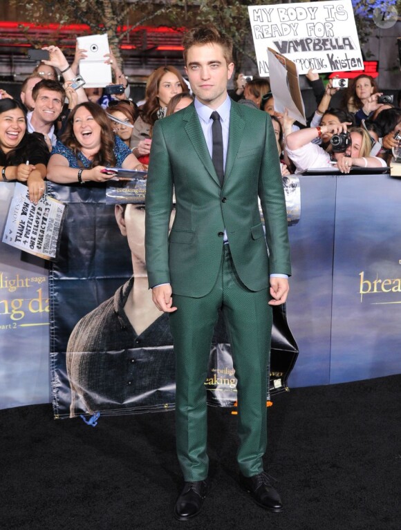 Robert Pattinson porte un costume Gucci lors de l'avant-première de Twilight - chapitre 5 : Révélation (2e partie) à Los Angeles le 12 novembre 2012