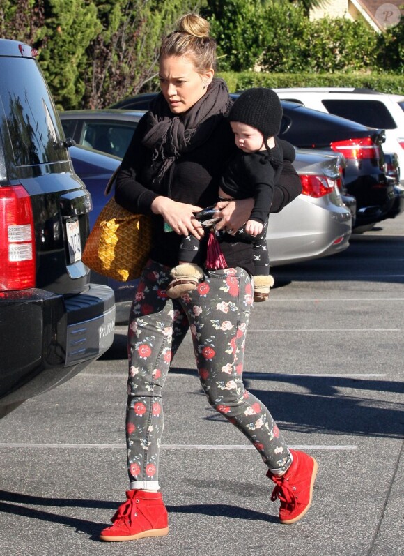 Hilary Duff et son fils Luca, bientôt 8 mois, dans les rues de Los Angeles, le 11 novembre 2012.