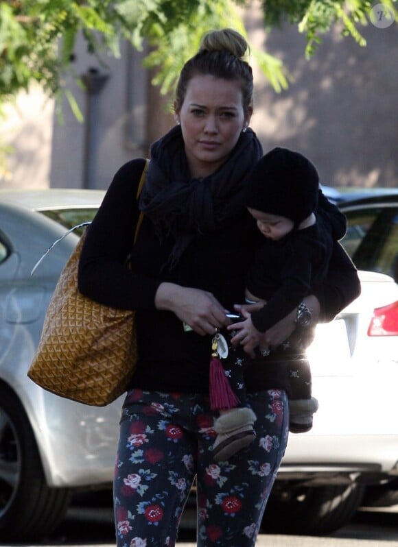 Hilary Duff accompagnée de son fils Luca dans les rues de Los Angeles, le 11 novembre 2012.